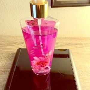 Victoria’s Secret fragrance mist “love addict”